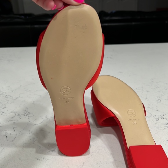 Brand new Chanel slides in red. Size 35 - Picture 5 of 7